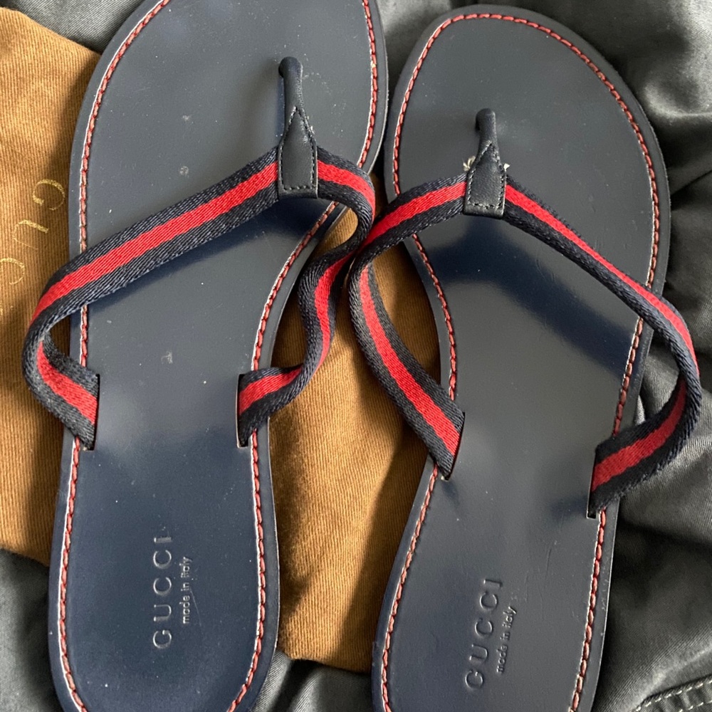Used in good condition Gucci size 9 navy blue